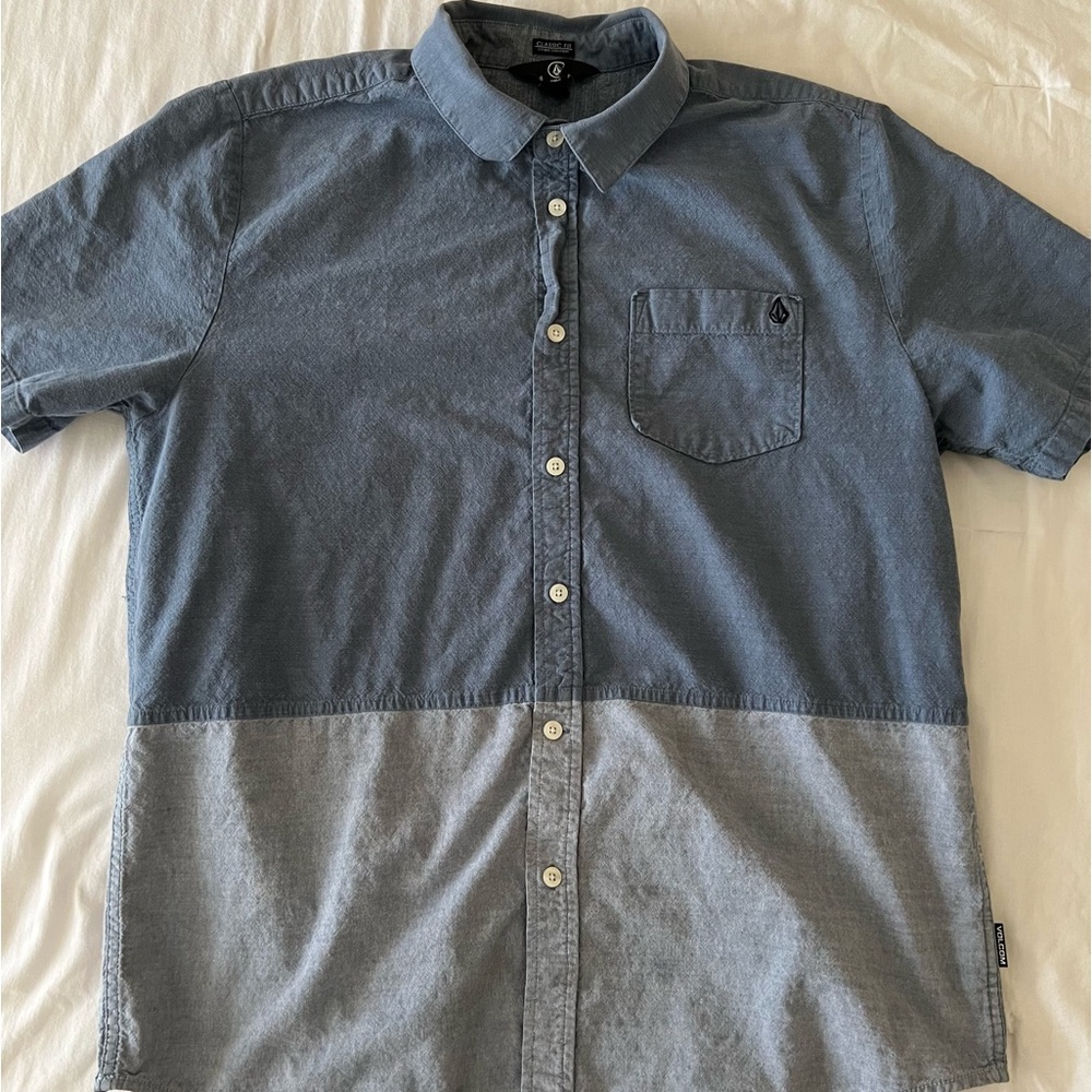 Volcom Short sleeve button down shirt. Size large